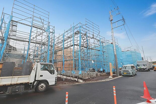 【【外観：3月中旬撮影】】棟によって長期優良住宅や太陽光パネル搭載などの特色がございます！