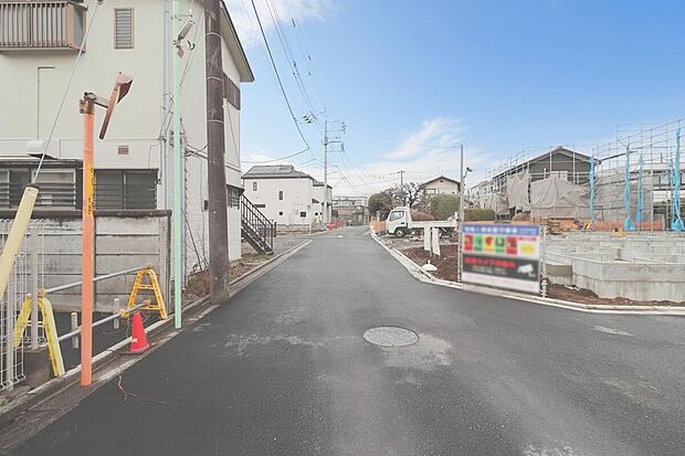【【前面道路】】ドラッグストア徒歩6分、コンビニ徒歩5分、スーパー徒歩8分、毎日利用する買い物施設が徒歩圏内に点在した暮らしやすい環境。