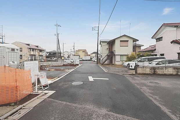 【【前面道路】】小学校まで徒歩6分、中学校徒歩8分、保育園が徒歩圏内に複数点在する共働きの子育てにも永く安心して暮らせる緑豊かな住環境となっています。