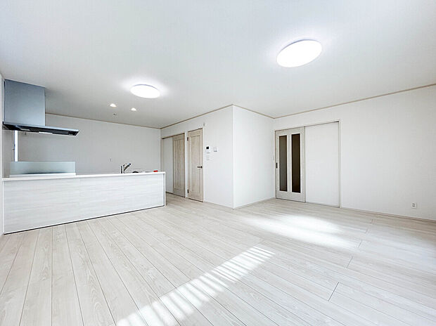 【【施工例：LDK】】床暖房・食洗機付きシステムキッチンが全棟標準装備。
充実した設備が生活をより快適なものにします。