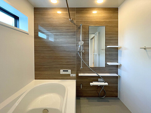 【【施工例:Bath Room】】1620サイズのバスルーム。足を伸ばしてゆったりと浸かれるのはもちろん、洗い場も広さがあるので立ったりしゃがんだりする動作もスムーズに行えます。