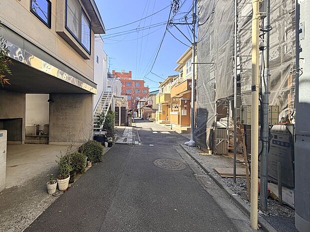 【【前面道路】】「リコス渋谷本町5丁目店」まで徒歩3分、「まいばすけっと渋谷本町6丁目店」徒歩4分、駅付近に「ライフ幡ケ谷店」があり、気軽に買い物へ出かけることができます。