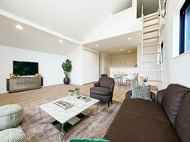 【【LDK：3号棟】】LDK21帖超でオープンキッチン仕様の広々としたプランニング。勾配天井や吹抜がさらに開放的な空間を創り出します。