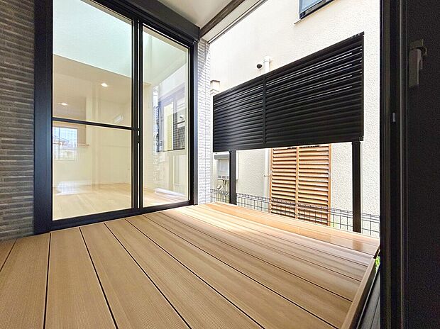 【【Wood Deck：1号棟】】お子様の遊び場や洗濯物などの干し場、憩いのスペースなど様々な用途で利用可能なウッドデッキ付。また、隣接する空間と繋ぐことでより広く開放的な空間を楽しむことが出来ます。
