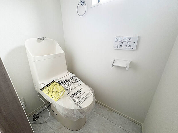 【【トイレ2カ所】】1階と3階にトイレがあるので、朝慌ただしい時間帯に混む心配が減ります。わざわざトイレのために階段を昇り降りをせずに済みます。