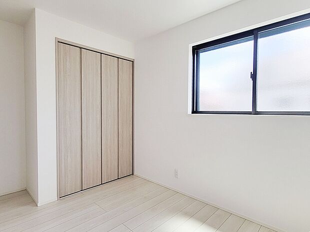 【【施工例：Room】】保育園や小中学校など教育施設は徒歩7分圏内にあり、小さい子どもや低学年でも負担が少なく通え、お迎えや学校行事の参加など、保護者も足を運びやすい立地です。