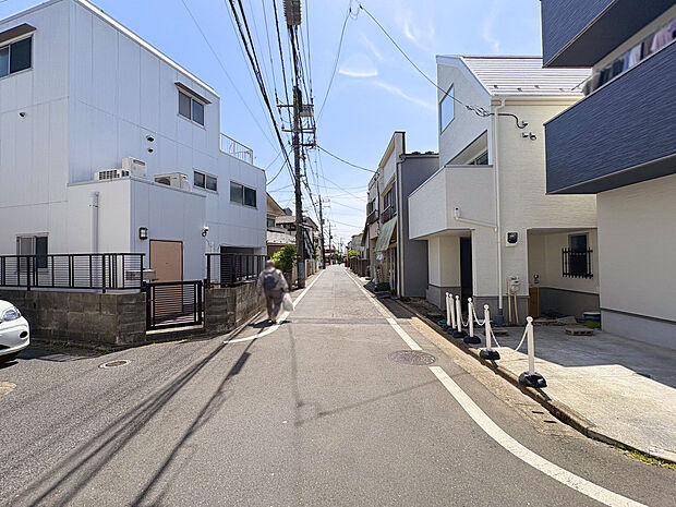 【【前面道路】】保育園などの保育施設や公園が徒歩5分圏内に点在しているので、子育て世帯でも暮らしやすい緑豊かな環境となっています。
