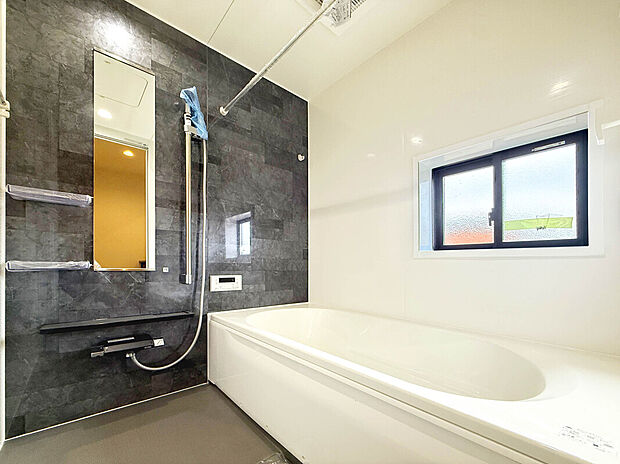 【【建物プラン例：Bath Room】】足を伸ばしてゆったりと浸かれるのはもちろん、洗い場も広さがあるので立ったりしゃがんだりする動作もスムーズに行えます。