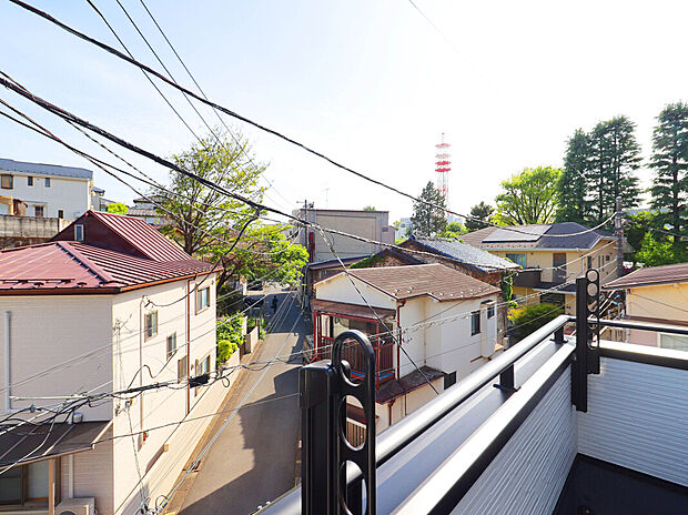 【【Balcony：1号棟】】日中の太陽光を取り入れやすい南向きバルコニーで陽当たり良好。
洗濯物も乾きやすくなります。
