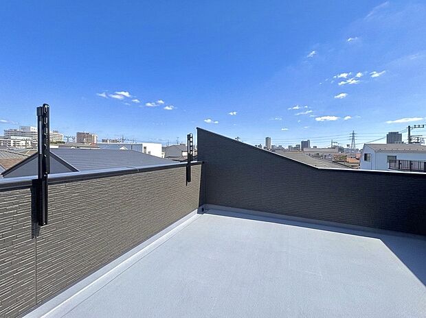【【Roof Balcony】】洗濯物などの実用の他、ガーデニングなどの趣味や憩いのスペースとしても活用出来るルーフバルコニー付き。