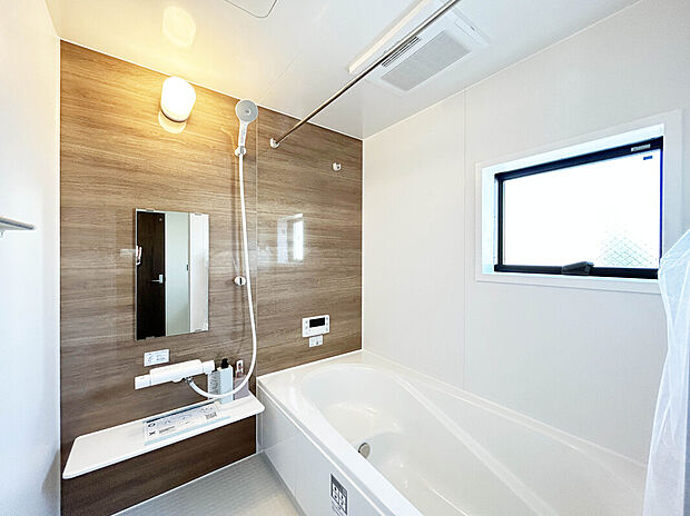 【【Bath Room】】浴室暖房換気乾燥機付きバスルーム。冬の時期でも浴室内を暖かくでき、ヒートショックの防止にも繋がります!