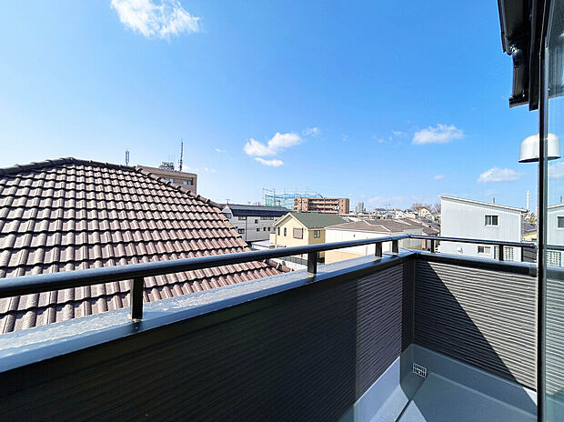【【Balcony】】南向きバルコニーで陽当たり良好!
2面あるので実用と趣味の用途に分けての利用も可能です。