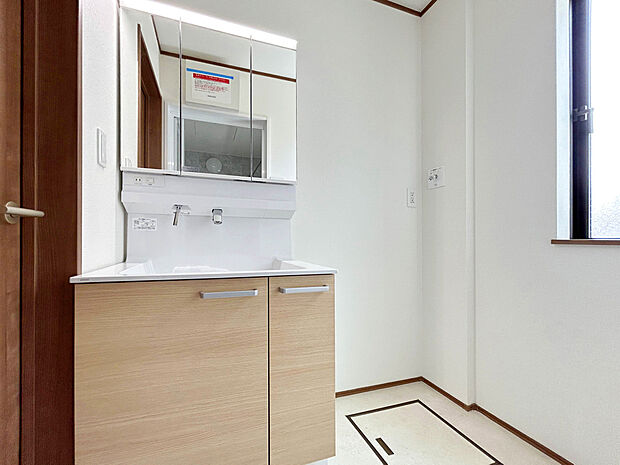 【【建物プラン例：Wash Room】】機能美とデザイン性を両立させた3面鏡付の洗面化粧台。視覚的に広がり感を持たせるだけでなく、機能的にも優れています。