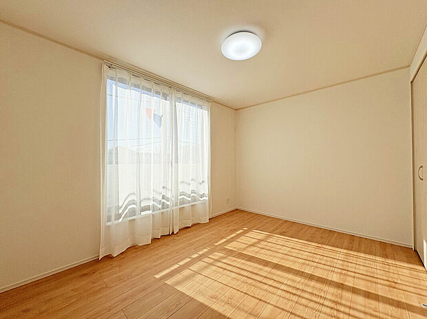 【【Room：D号棟】】全居室2面採光となっており、陽当たり・通風良好な邸宅。居室を明るく暖かな空間にしてくれます。