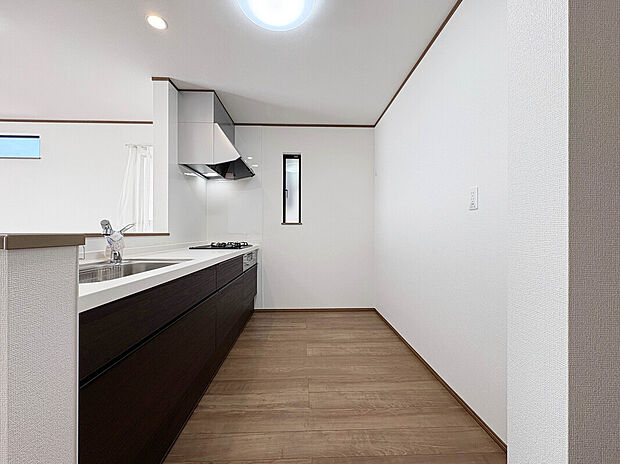 【【Kitchen】】開放感あるカフェスタイルのおしゃれなフルオープンキッチン採用！リビング全体が見渡せられるので、子供の様子を見ながら、家族との会話を楽しみながら料理ができます！