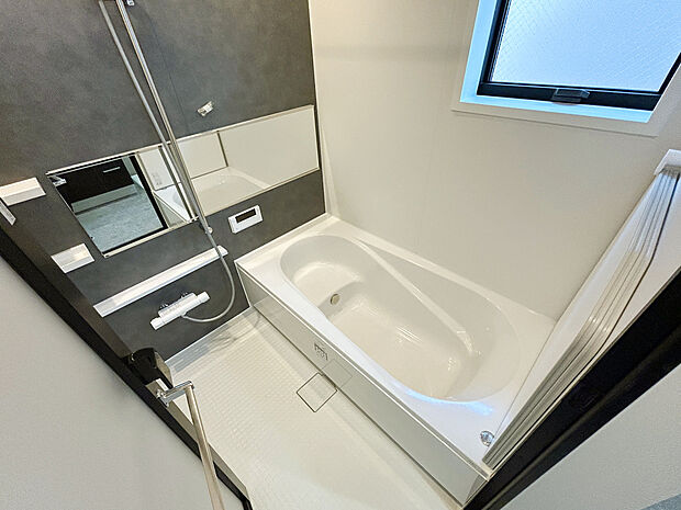 【【建物プラン例：Bath Room】】1坪タイプのバスルーム。足を伸ばしてゆったりと浸かれるのはもちろん、洗い場も広さがあるので立ったりしゃがんだりする動作もスムーズに行えます。