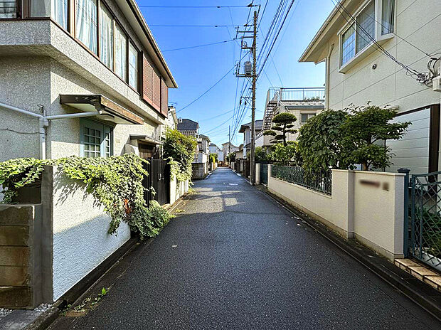 【【前面道路】】スーパーやコンビニ、ドラッグストアなど商業施設も徒歩10分圏内に点在しており、日々のお買い物や休日のまとめ買いなども行き来しやすい距離で便利な住環境です。