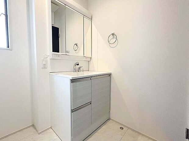 【【建物プラン例：Wash Room】】機能美とデザイン性を両立させた3面鏡付の洗面化粧台。視覚的に広がり感を持たせるだけでなく、機能的にも優れています。
