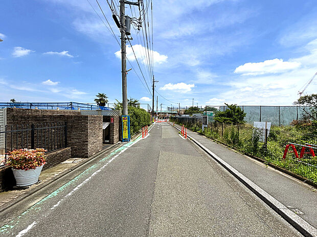 【【前面道路】】駅アクセスと車移動の両方が快適なため、ライフスタイルに合わせて移動手段を柔軟に選べる点は、『牟礼1丁目』ならではの強みです。