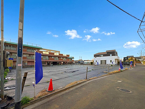 【【現地外観】】「久我山」駅へ徒歩15分の上質な距離感に加え、買い物施設も身近に揃う快適な環境。公園や教育施設も近く、子育て世帯にふさわしい品格ある住環境。