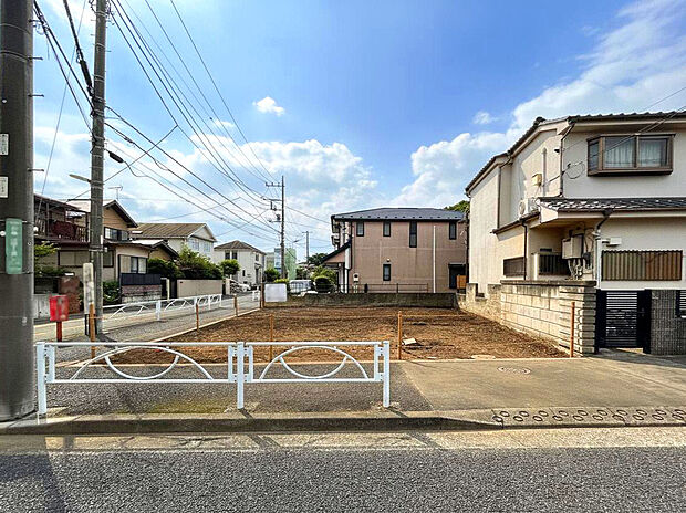 【【外観：7月中旬撮影】】リビングには床暖房が搭載されており、足元から温まることが出来ます。埃が舞う心配も減り、小さなお子様も安心して過ごすことが出来ます。