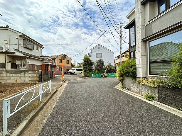 【【前面道路】】北東角地に位置する開放的で陽当たり・通風良好な住まい！31坪の敷地でカースペースも確保！TES床暖房や食洗器、浴室乾燥機を標準設備としています。