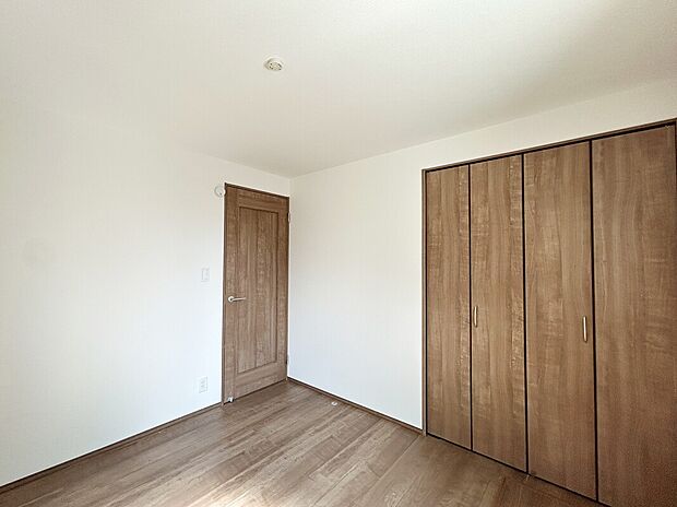 【【Room:4.5帖】】甲州街道にすぐアクセスできる立地ながら、交通量の少ない道路に面しているため、落ち着いた雰囲気で暮らすことができます。