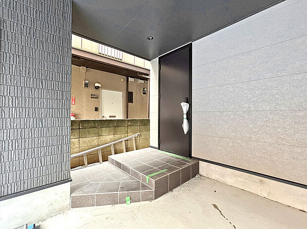 【【Entrance】】物件周辺はスーパー・ドラッグストアなどの買い物施設が徒歩4分圏内に点在しているので駅前に出なくとも日常が整う穏やかで暮らしやすい環境となっています。