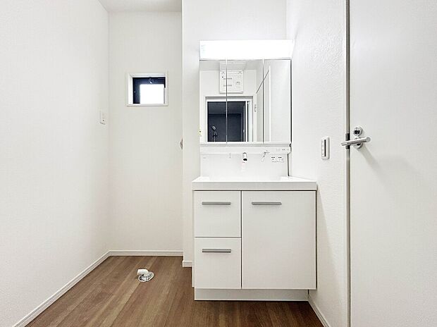 【【施工例：Wash Room】】機能美とデザイン性を両立させた3面鏡付の洗面化粧台。視覚的に広がり感を持たせるだけでなく、機能的にも優れています。