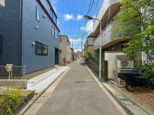 【【前面道路】】保育園・幼稚園徒歩4分、小学校徒歩2分、中学校徒歩8分とお子様の送り迎えや通学がしやすい徒歩圏内に教育施設が揃っている子育て世帯も暮らしやすい環境。
