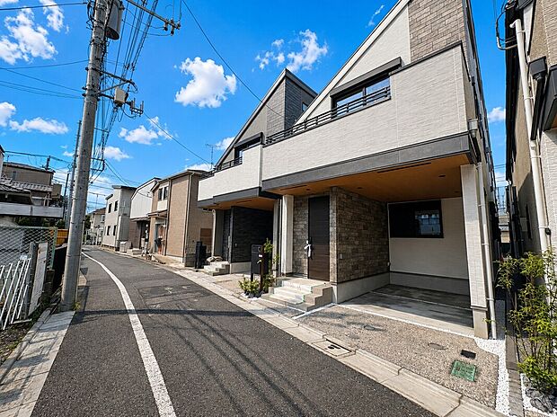 【【外観】】最大4mの勾配天井が生み出す、開放感あふれる伸びやかな住空間。
天井の高さを活かしたゆとりある空間が心地よい光と風を取り込み、家族が集うリビングをより印象的に演出します。