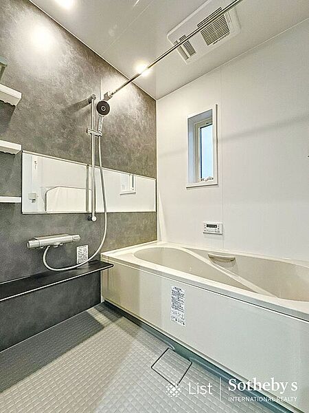 ■バスルーム■広々とした浴槽はゆったり半身浴したり足を伸ばし