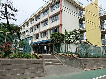 三鷹市立大沢台小学校 650m