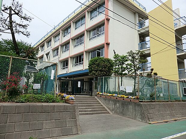 三鷹市立大沢台小学校(約650m)
