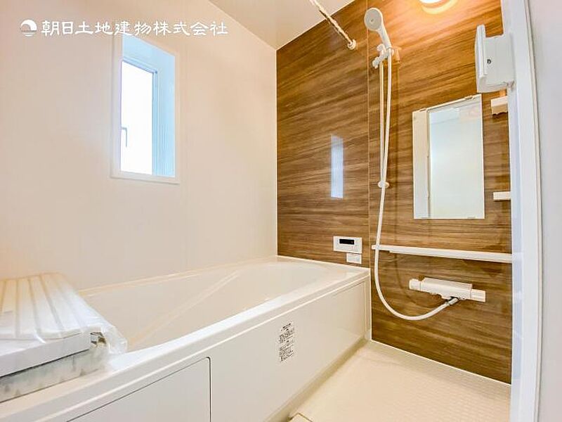 【浴室】窓のあるバスルームは明るく気持ちの良い空間です！！　