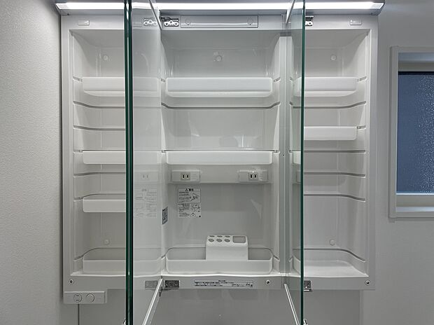 【同社施工例:洗面台設備】三面鏡裏は収納がございます。
