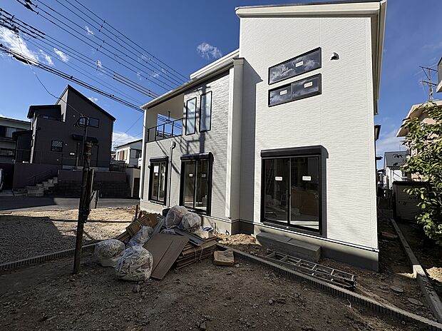 【外観*2026年1月25日撮影*】前面道路は公道につき、権利関係もスッキリ!