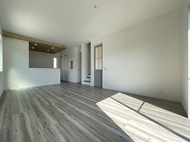 【1号棟リビング】LDKは約18帖とゆとりがございます。