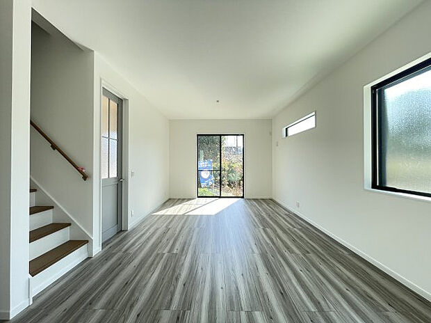 【1号棟リビング】ご家族でのコミュニケーション増加や、開放的な空間デザインが魅力のリビング階段を採用