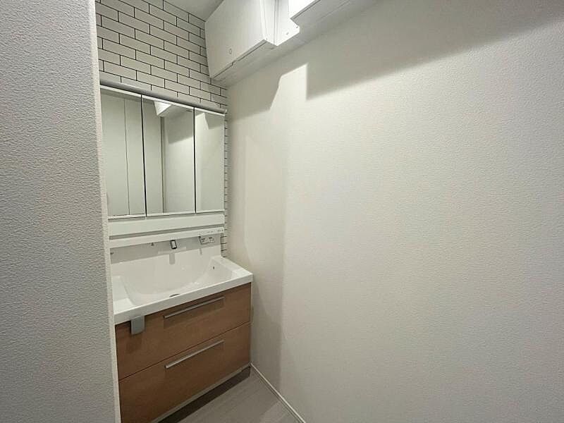 洗面室【8号地】（2022年1月撮影）ゆったりスペースの洗面室。タオルやシャンプー・リンス、お掃除洗剤のストックを収納できる収納付。