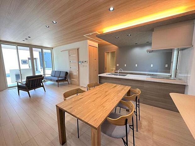 ダイニングキッチン【11号地】（2023年6月撮影）食材の保存に便利なパントリー、横には冷蔵庫スペースを設けた見栄えの良い対面キッチン。