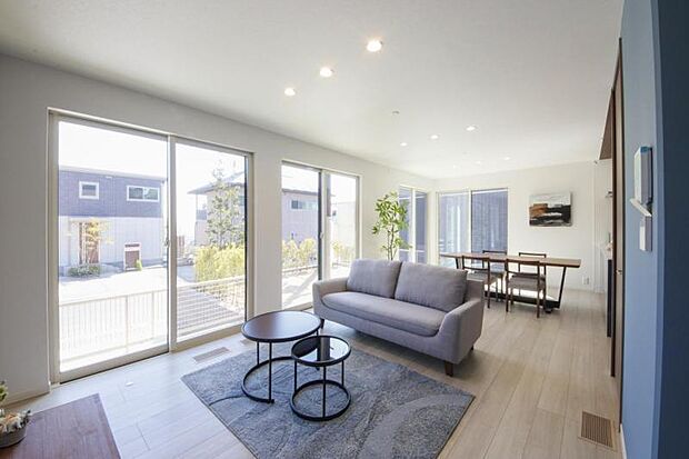 リビング【13号地】(2024年3月撮影)南側に大きな窓がありとても明るい空間です。