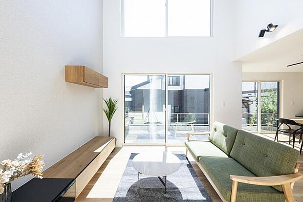 リビング【1号地】(2023年9月撮影)大きな吹き抜けと大開口により開放感のある空間となっております。