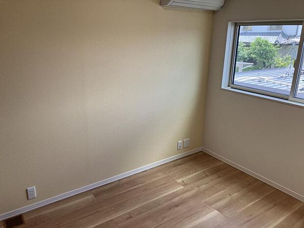 洋室【7号地】(2024年6月撮影)充実した収納付きの洋室