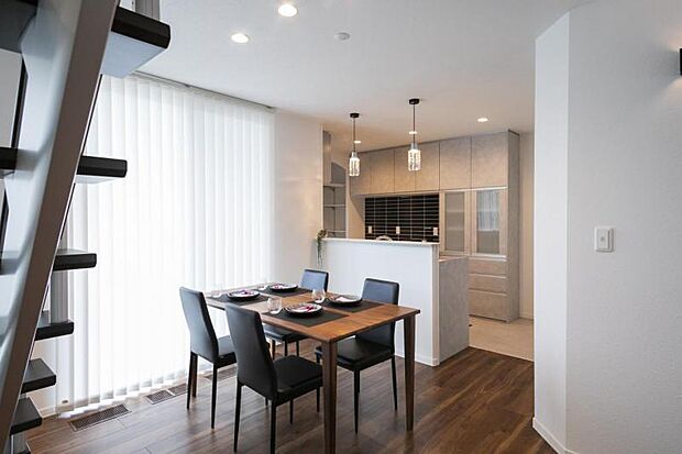 リビングダイニング(2025年7月撮影)道路側の掃き出し窓と外に繋がるウッドデッキ採用でバーベキューも楽しむことができます。