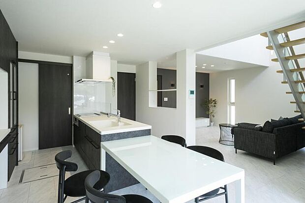 ダイニングキッチン【18号地】(2025年7月撮影)キッチンの真横にダイニングテーブルを配置し毎日の配膳も楽々、奥様の家事を助けます。