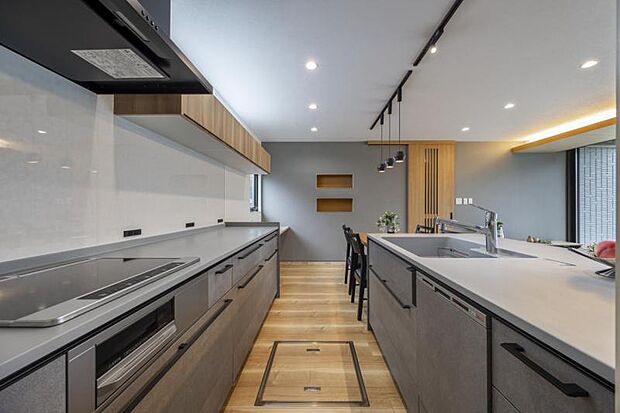 キッチン【8号地】（2025年6月撮影）２列型の対面キッチンは家族での料理時間を楽しく