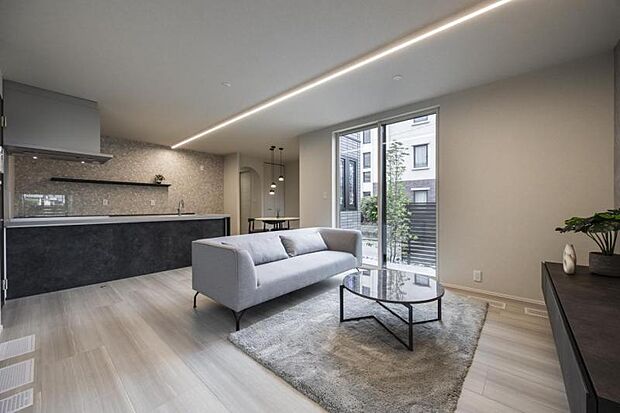 リビング【8号地】（2025年6月撮影）ライン照明がスタイリッシュ空間を演出するリビング。