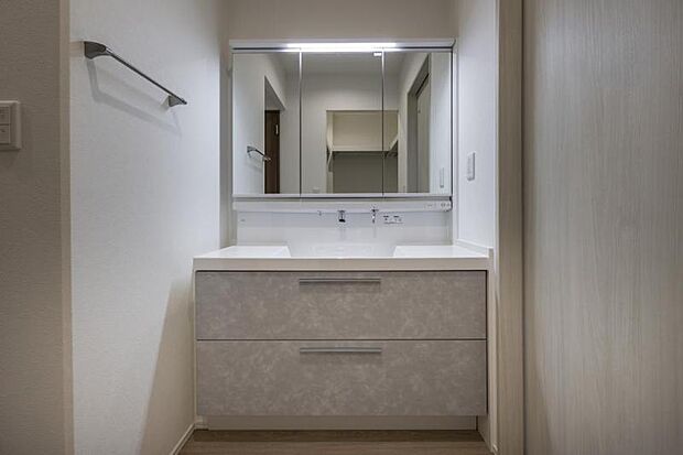 洗面室【1号地】（2025年7月撮影）洗面と脱衣を分けて配置し、広々使える空間に