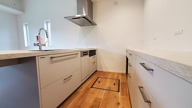 キッチン【5号地】（2026年9月撮影）前面収納付き、作業台が広々使える「対面キッチン」